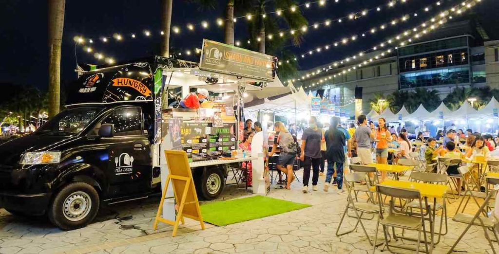 7 Ways to Pull off a Successful Food Truck Concept - customers lining up at a food truck