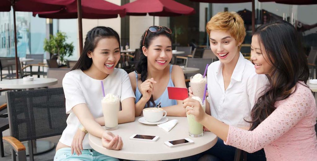 How to Prepare Your Restaurant for the Holiday Rush - diners at an outdoor table